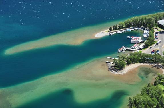 Parece o Caribe, mas é o Waterton Lakes National Park, em Alberta, no Canadá